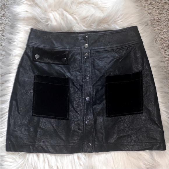 NWOT Guess A-Line Black Skirt with Velvet Pockets - Picture 7 of 15